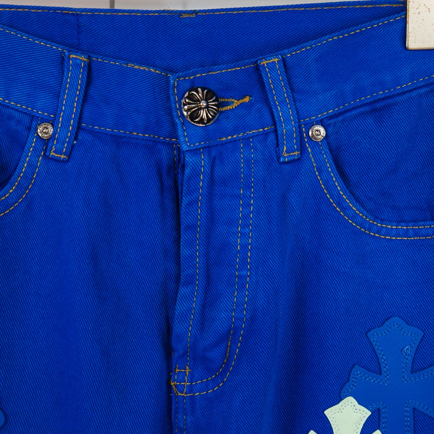 P270 Chrome hearts｜ch Chrome Hearts London-limited dopamine blue leather jeans - charming dopamine personality jeans, indispensable for fashionistas, the same model for celebrities, and a model touted by many bloggers. This new pair of pants is perfect in terms of shape and upper body. It is no exaggeration to say that making a pair of jeans is equivalent to the time of making 20 short-sleeved jeans. The fabric is made of high-quality imported denim. It has a unique high-end texture. I am very satisfied with it after washing and proofing several times. Style number: 1751# Color: Dopamine blue Size: 28 30 32 34